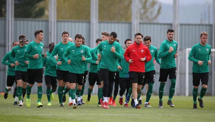 Bursaspor sahasında Trabzonspor'u ağırlıyor