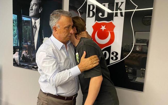 Ahmet Nur Çebi'den Rıdvan Yılmaz'a: Biz Beşiktaş'ta el öptürmeyiz, sarılırız