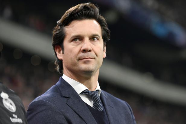 Real Madrid'in hocası Santiago Solari, taraftarı görünce kaçtı!