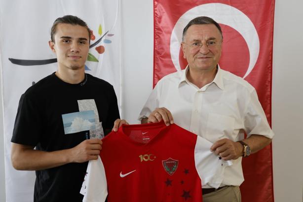 Galatasaray'ın genç oyuncusu Sarper Çağlar, Hatayspor'a transfer oldu