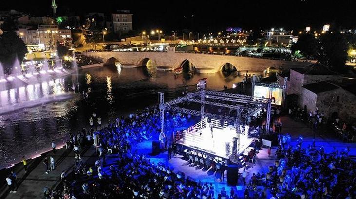 Yeşilırmak kenarında kick boks gecesine yoğun ilgi
