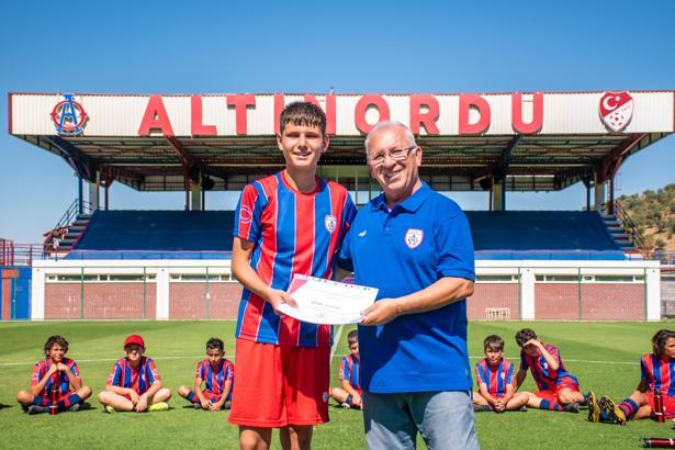 Altınordu Başkanı Özkan'dan genç futbolcu adaylarına: Burası otel değil