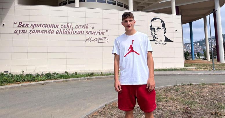 Ahmetcan Kaplan'dan Özkan Sümer Futbol Akademisi'ne ziyaret