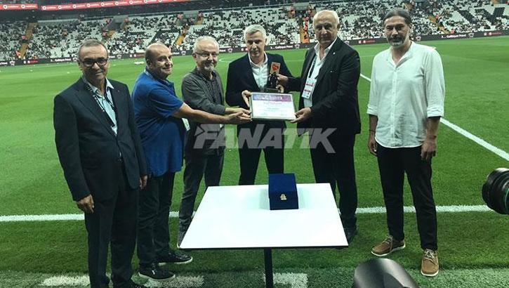 Önder Karaveli'ye 'Davranış Dalında Şeref Diploması' Ödülü