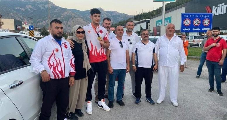 Dünya Gençler Şampiyonu Osman Furkan Karakaya çiçeklerle karşılandı