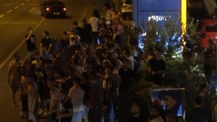 Trabzonspor taraftarı FC Kopenhag'ın kaldığı otel'in önüne akın etti