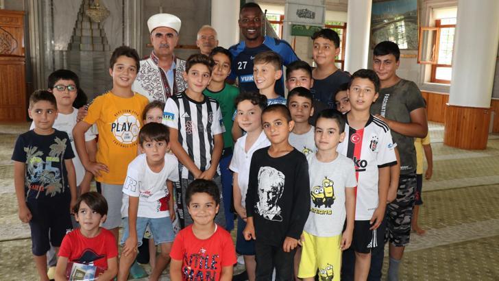 Mame Thiam, kendisiyle buluşma hayali kuran çocuklarla bir araya geldi