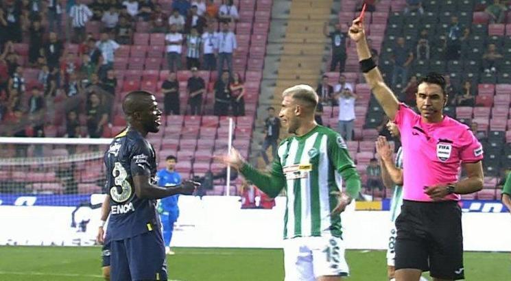 Konyaspor-Fenerbahçe maçında Enner Valencia'ya direkt kırmızı kart!