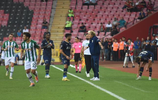 Fenerbahçe'de futbolculara sert tepki! Taraftarlar oyundan memnun kalmadı