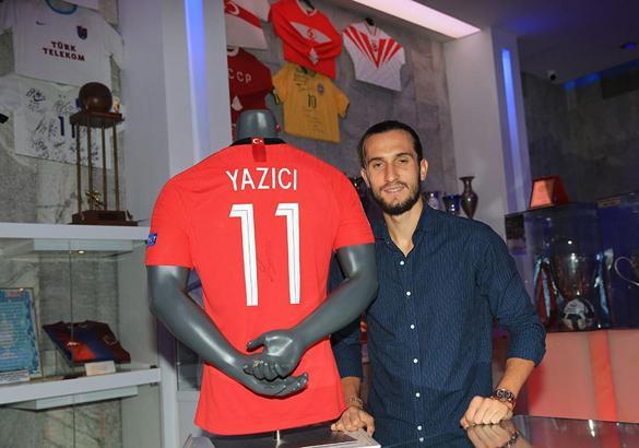 Yusuf Yazıcı milli formasını Trabzonspor'un müzesine hediye etti