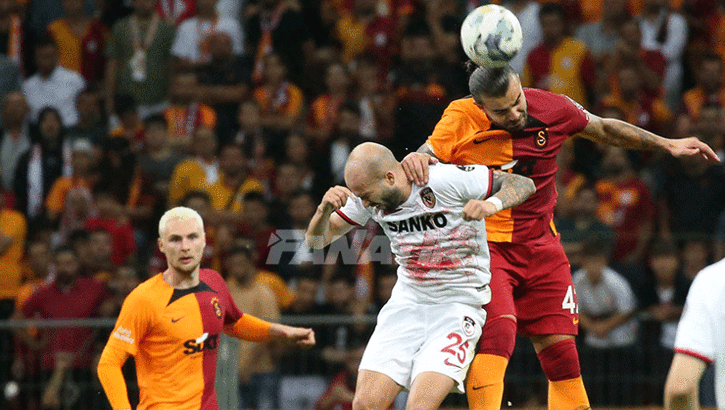 Son dakika! Galatasaray'da Abdülkerim Bardakcı kırmızı kart gördü