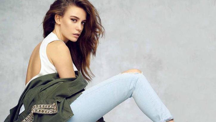 Serenay Sarıkaya'dan 1.5 milyonluk imza!
