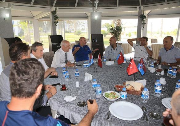 Trabzonsporlu eski futbolcular kulübü ziyaret etti
