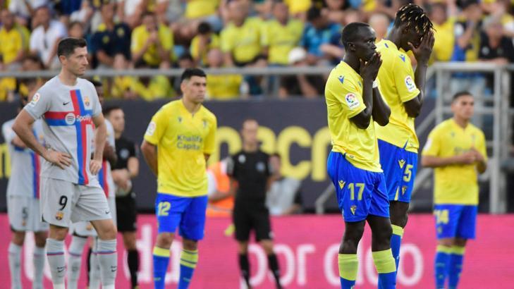 Cadiz - Barcelona maçında üzücü olayi! Futbolcular soyunma odasına gönderildi