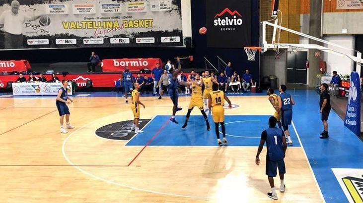 Anadolu Efes galibiyetle başladı