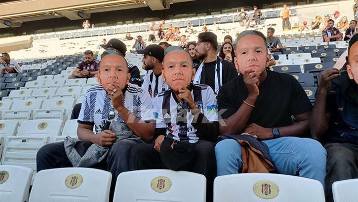 Beşiktaşlı taraftarlardan Josef'e maskeli destek