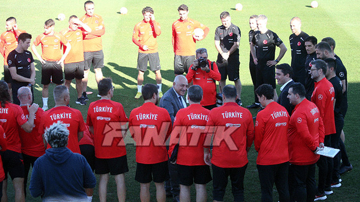 TFF Başkanı Mehmet Büyükekşi'den Milliler'e ziyaret