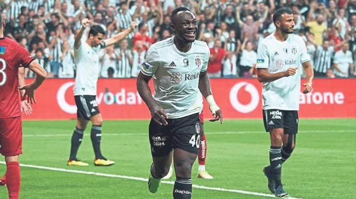 Sahne sırası Jackson Muleka'da