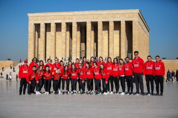 Kadın hentbolculardan Anıtkabir'e ziyaret