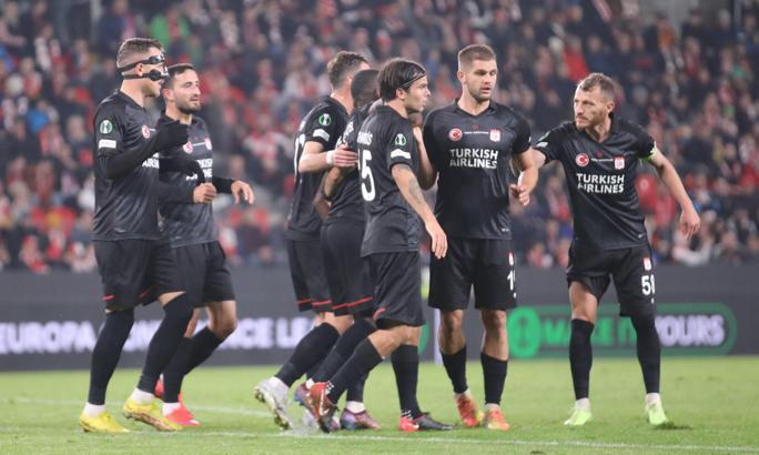 Sivasspor lider olarak son 16'da!