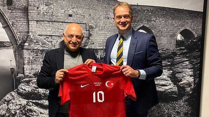 Federasyonlar arasında hediye değişimi yapıldı