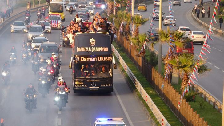 Trabzonspor, üstü açık otobüsle Medical Park Stadyumu'na gitti