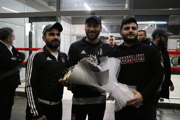 Beşiktaş kafilesi, Gaziantep'te çiçeklerle karşılandı