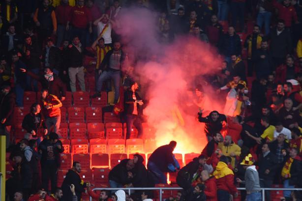 Göztepe - Altay derbisinde işaret fişaği atılan Göztepeli taraftarın ağabeyi konuştu