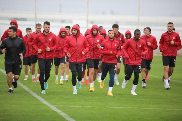 Sivasspor sağanak yağış altında çalıştı