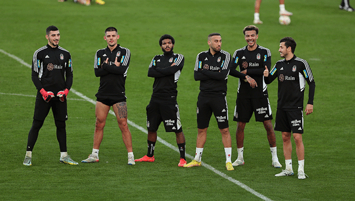 Beşiktaş günün ilk çalışmasını yağmur altında yaptı