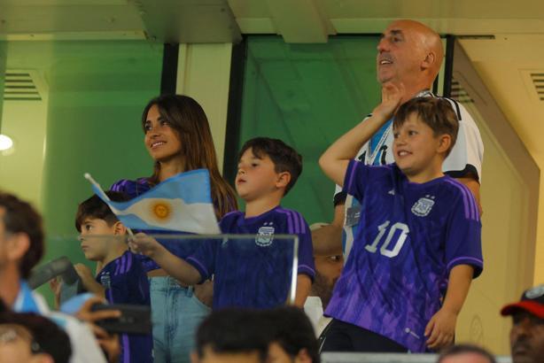 Ailesi Messi'yi yalnız bırakmıyor