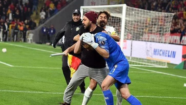 Mete Kalkavan'ın yüzüne şok eden sözler! 'Sen hakem değilsin'