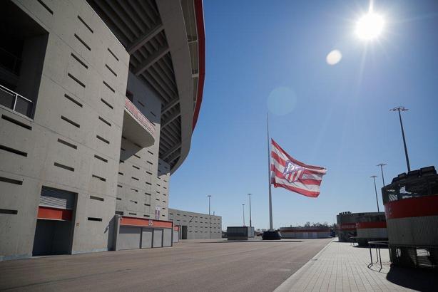 Atletico Madrid'in sahası Metropolitano'da bayraklar yarıya indirildi