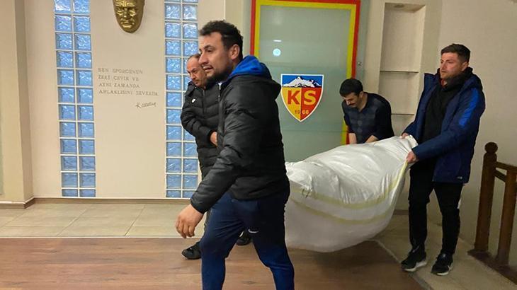Kayserispor'dan afet bölgesine kışlık giysi ve malzeme desteği