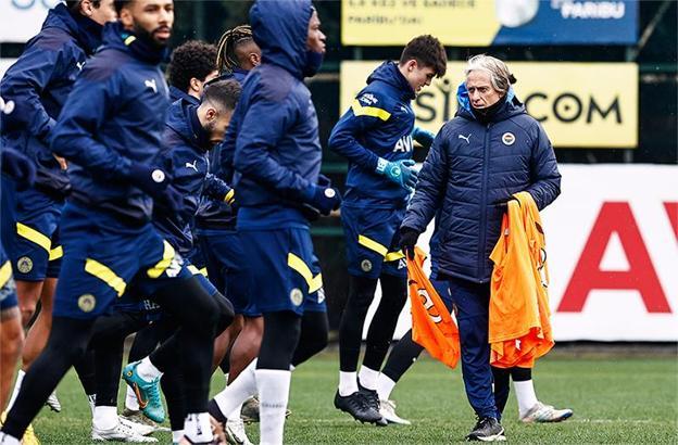 Fenerbahçe'nin yıldızına Premier Lig'den talip! İkna için yoğun çaba