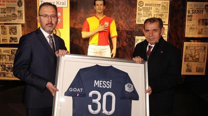 Bakan Kasapoğlu, Messi'nin imzalı formasını depremzedeler için bağışladı