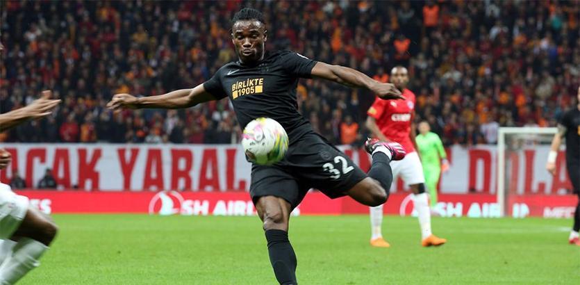 Sam Adekugbe, maç sonunda Christian Atsu'yu andı