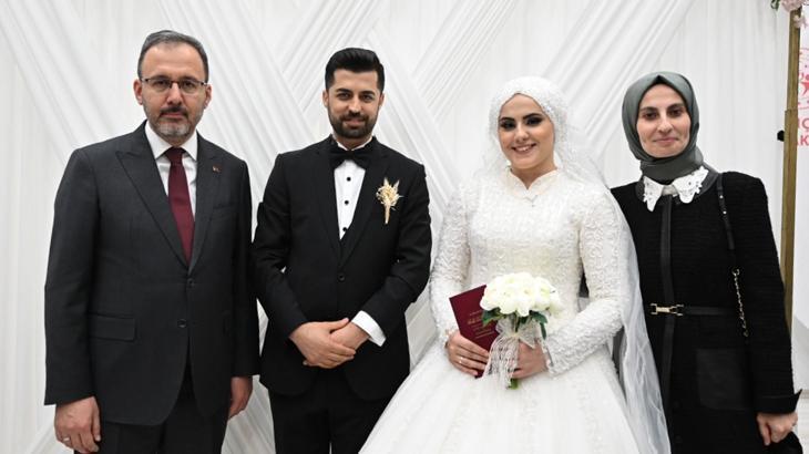 Bakan Kasapoğlu, GSB yurdunda kalan depremzedelerin nikah şahidi oldu