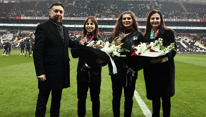 Nesrin Baş ve Ebru Dağbaşı'na, İstanbulspor maçı öncesinde çiçek takdim edildi