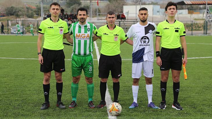 Hakem çift sarı kart gösterdiği futbolcuyu sahada unuttu