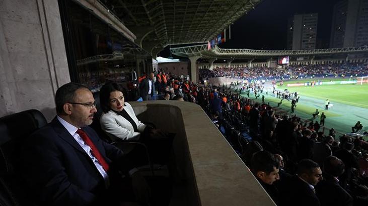 Bakan Kasapoğlu, Ermenistan'da Milli Takım'ı yalnız bırakmadı