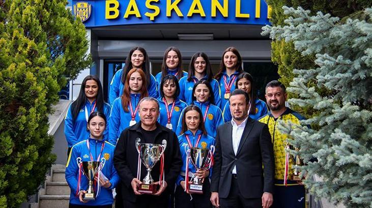 Başkan Koca, kupa kazanan kadın güreş takımını ağırladı