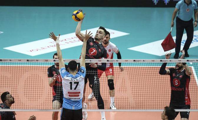Halkbank, Ziraat Bankkart'ı 3-1'le geçti