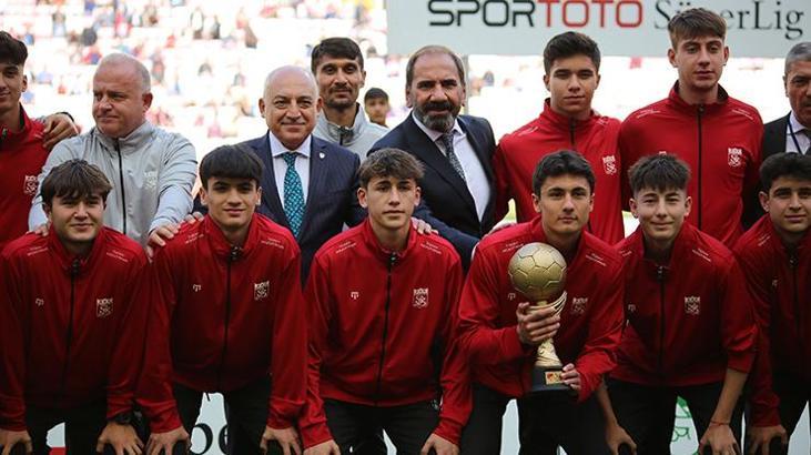 Sivasspor'un şampiyonluk kupasını Başkan Büyükekşi verdi