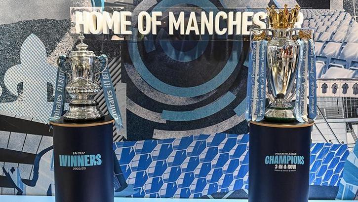 Manchester City’nin bu sezon kazandığı kupalar istanbul’da sergilendi