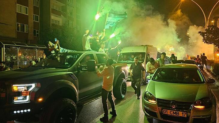 Adana Demirspor taraftarları, Konferans Ligi'ni coşkuyla kutladı