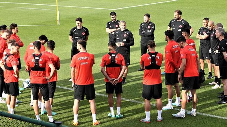 A Milli Futbol Takımı günü çift antrenmanla tamamladı