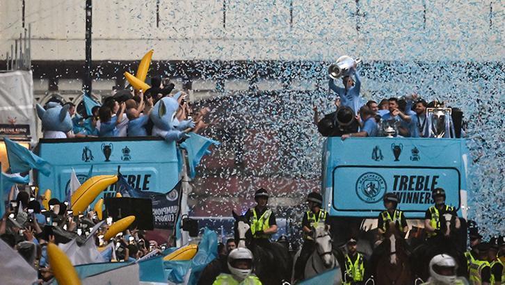 Manchester City, şehir turu attı