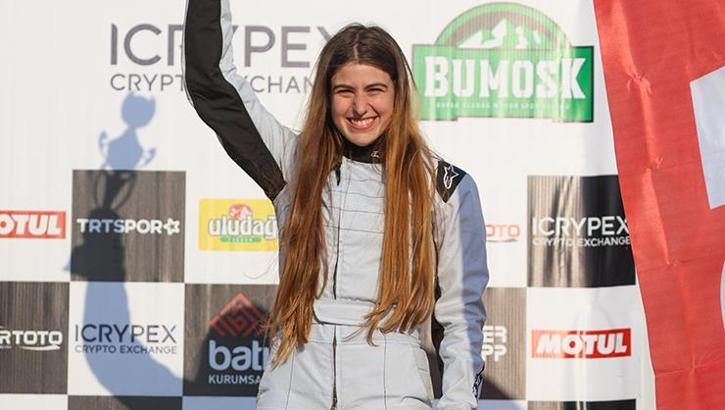 Ayşe Çebi İtalya’da piste çıkıyor…