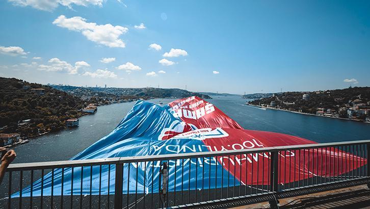 Şampiyon FOMGET’in bayrakları İstanbul Boğazı'na asıldı